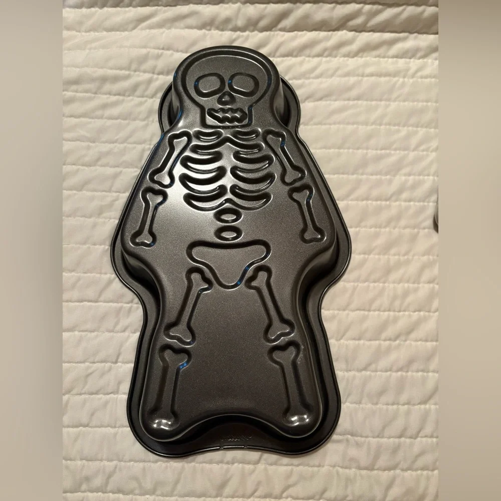 Wilton‎ Skeleton Cake Pan Halloween Nonstick Baking Mold 2105-8487 NWT